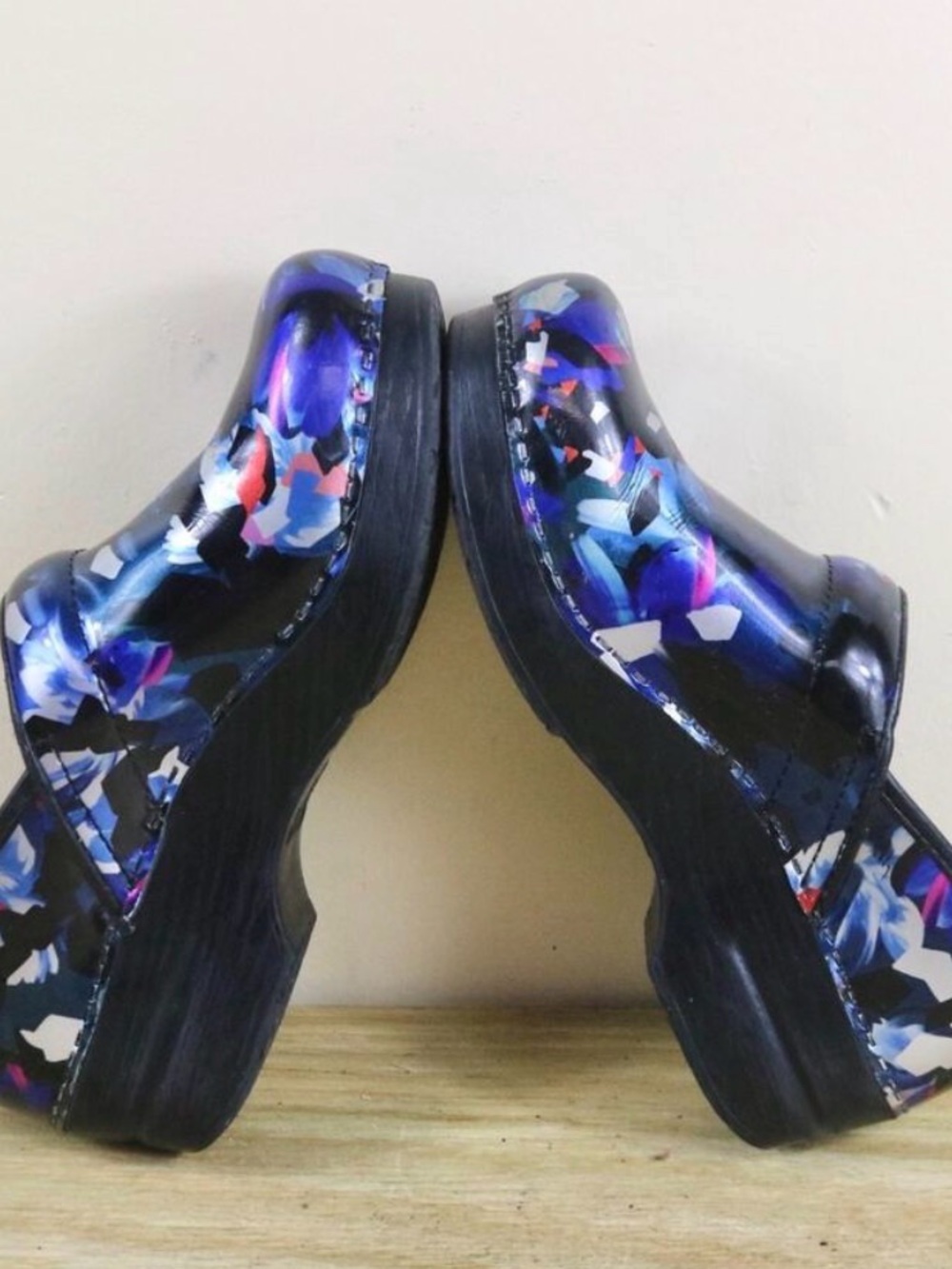 Dansko Clogs 38 Womens Floral Patent Leather Shoes Mules Slip on Comfort - Picture 2 of 8